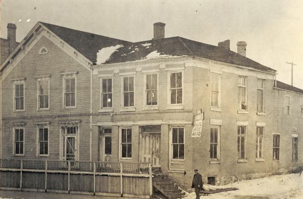 Front view of the Wisconsin House. The brick portion was erected in about 1850. The entire building was razed by 1915, before the Ringling Theatre was built.