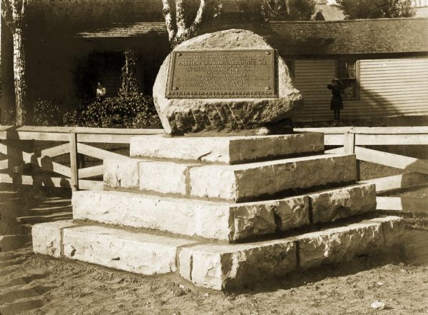 Allouez Monument, near the site of St. Francis Xavier mission which was established by Father Claude Allouez at De Pere Rapids in the winter of 1671-72. Erected by the citizens of De Pere, and unveiled by the State Historical Society of Wisconsin, September 6, 1899.