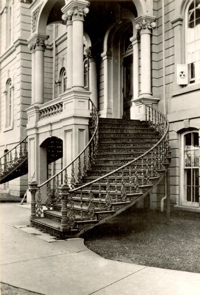 Curving stairway to the entrance of the courthouse.