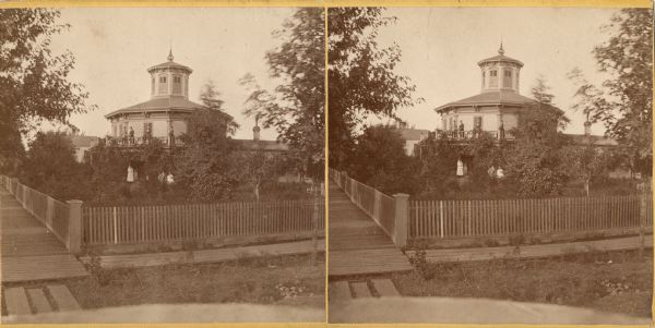 Stereograph view of the Moffat octagon house.
