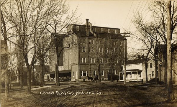 The buildings of the Grand Rapids Milling Company. Caption reads: "Grand Rapids Milling Co."