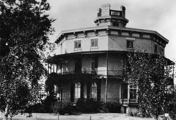 Exterior view of the Richards octagon house.