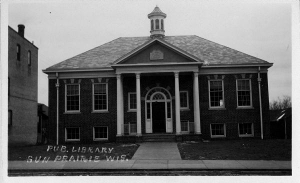 Exterior view of the Sun Prairie Public Library.