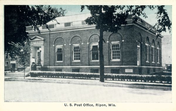 Exterior view of the post office. Caption reads: "U. S. Post Office, Ripon, Wis."
