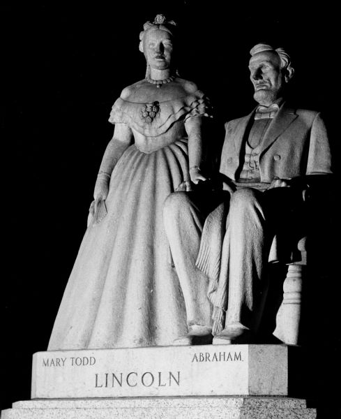 A statue of Abraham and Mary Todd Lincoln.