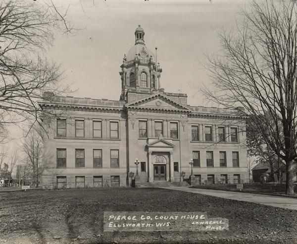 View towards the Pierce County Court House. Caption reads: "Pierce  Co. Court House. Ellsworth - Wis."