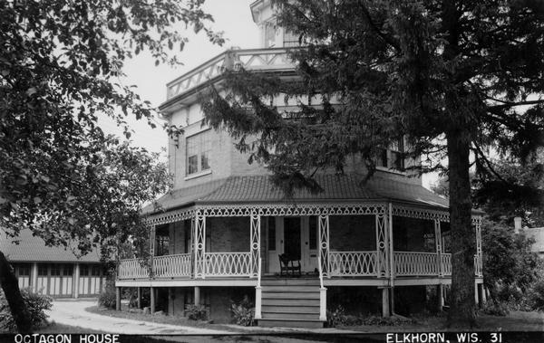 Elderkin octagon house. Caption reads: "Octagon House, Elkhorn, Wis."