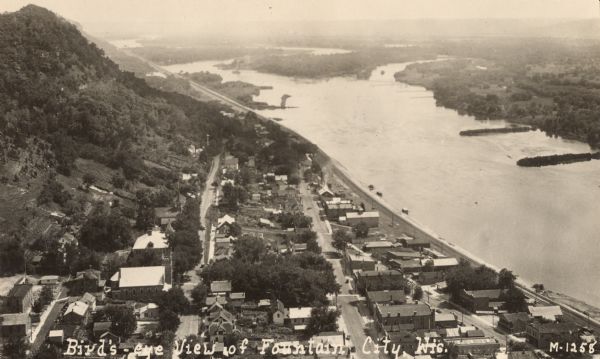 Caption reads: "Bird's Eye View of Fountain City, Wis. M-1255". Aerial view of town with the river on the right.
