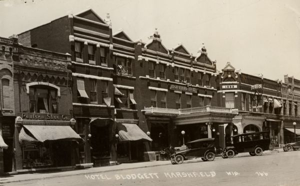 The Hotel Blodgett, between the Paulsen Shoe Company and Trio Theater. Caption reads: "Hotel Blodgett Marshfield Wis."