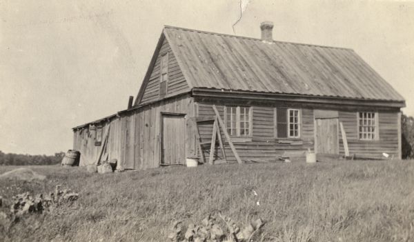 Exterior side view of Skofstad cabin, possibly the oldest building in the settlement. An early pastor of a Norwegian Lutheran Church, Reverend Stub, lived here at one time.