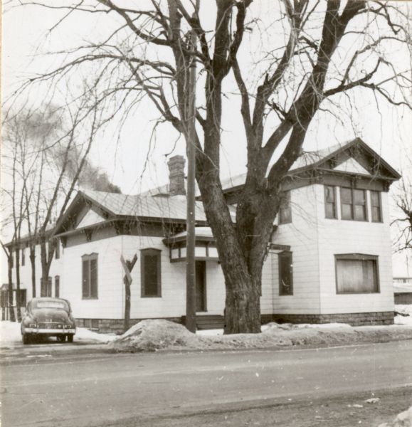 View from street towards the residence of J.H. Osborn. Osborn moved to Oshkosh permanently in 1844 from New York City. He farmed, traded real estate, and was involved in local politics.
