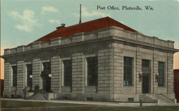 Exterior view of the Post Office. Caption reads: "Post Office, Platteville, Wis."