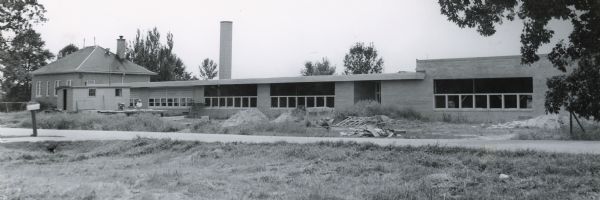 Panoramic view of the Mendota grade school during construction.