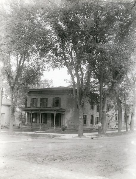 View across intersection toward the Porter House and its surroundings at the corner of State and Park Streets. In 1925, the house was used as the University of Wisconsin Administration Building.