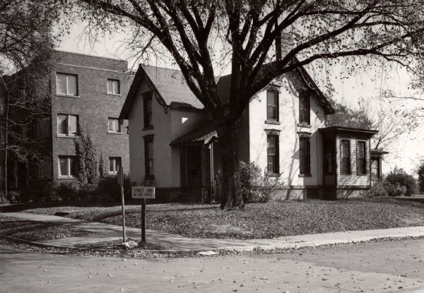 View from intersection towards a residence at the corner of Wilson and Bassett streets. A sign on the corner reads: "Street End No Thru Traffic."