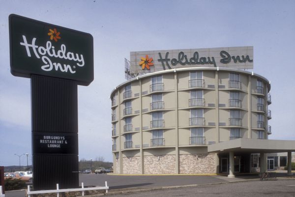 Exterior of the Eau Claire Holiday Inn.