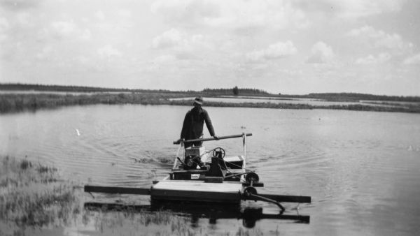 An underwater clipper used by a Wisconsin cranberry grower between 1930 and 1940. This photograph was probably taken near Wisconsin Rapids, perhaps on the farm of Asa Bennett.