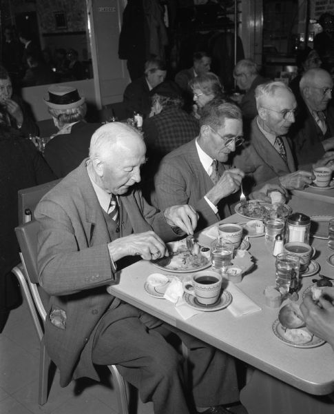 Members of the Volunteers of America Sunset Club eating a Thanksgiving dinner.