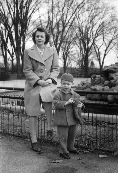 Marion Kinnamon with son David at the Henry Vilas Zoo (Vilas Park Zoo).