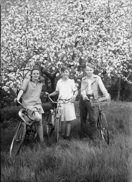 Carolyn Hall, Bruce Mohs, and David Culver, with bicycles, at the Youth Hostel on the Samuel Post farm, located on Middleton Road, near Shorewood Hills.