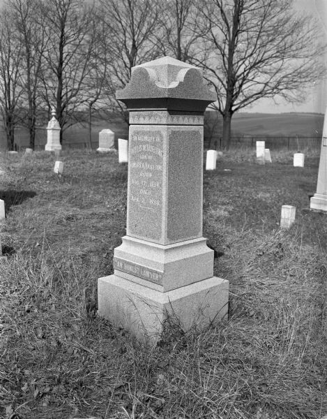 Gravestone of Willis W. Hazeltine inscribed, "An Honest Lawyer".