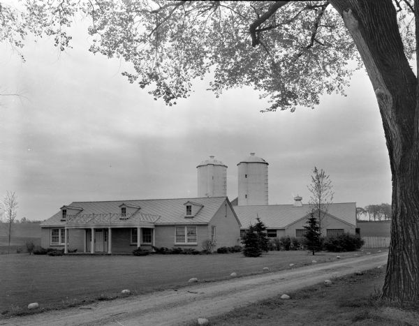 Governor Oscar Rennebohm farm, on U.S. Highway 151, five miles east of the Capitol between Madison and Sun Prairie. Shows the barn and bungalow intended for an ice cream parlor.