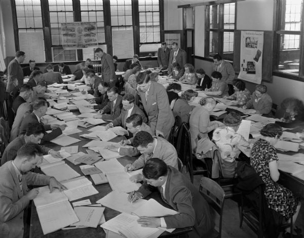 A large group of students studying at the Ford Accounting School.