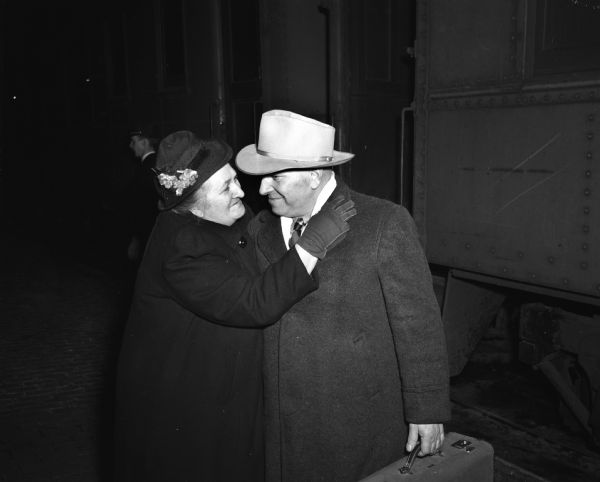 Bertha Middleton greeting her brother Myron Becker at the Milwaukee Road railway station on Franklin Street. The siblings had not seen each other for 23 years.