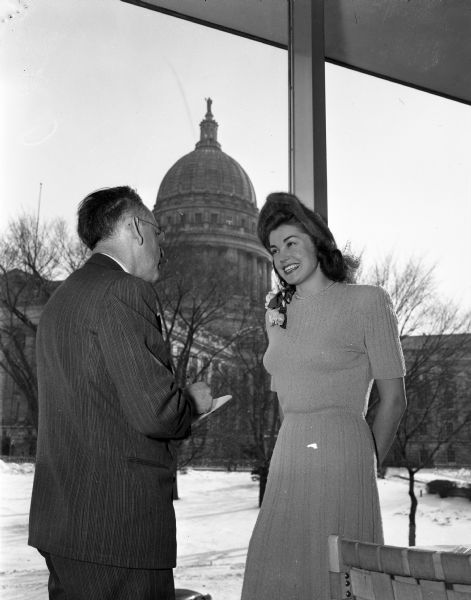 William L. Doudna, <i>Wisconsin State Journal</i> staffer, interviews movie actress Esther Williams during her visit to Madison. In the background is the Wisconsin State Capitol.
