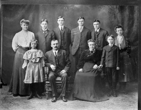 Family portrait of mother, father and 8 children (ca. 1900).
