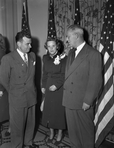 Rep. Glenn Davis, Waukesha, left, gets a few tips from veteran campaigner California Governor Earl Warren during the governor's vice-presidential campaign stop. Standing between the two men is Virginia Warren, who is making the nationwide campaign tour with her father.