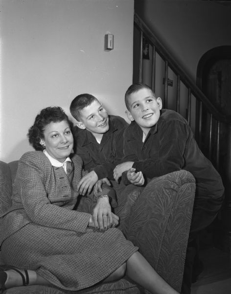 Beulah Williamson, wife of the University of Wisconsin's new football coach, with her twin sons, Jack and David.