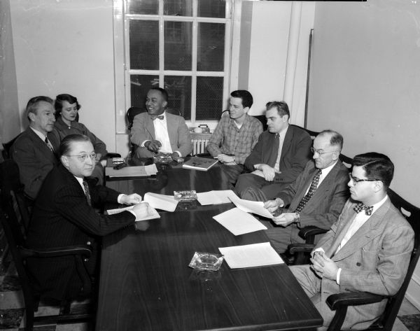 A group of leaders from Midwestern colleges gathers at Lake Forest College on June 11-16, 1950 to discuss common problems and to plan a meeting at Bascom Hall. Shown left to right are: Earl S. Kalp, J.D. Nobel, Delores Sheslo Ted Perry, Robert E. Delehanty, Gordon Klopf, counselor of student activities at University of Wisconsin, Maurice C. Terry, and Richard J. Medalie.
