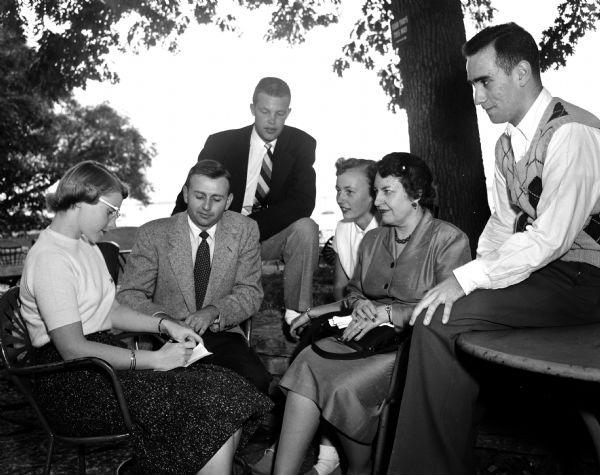 Members of the new University of Wisconsin Red Cross unit meet with university officials on the Union Terrace. They include, from left: Susan Chapin, unit co-chairman; Fred Kramer, University activities advisor; William Gehrmamn, president of the Wisconsin Students association; Nancy Letlebo, unit co-chairman; Constance Elvehjem, Red Cross college unit adviser; and Stanley Cohen, blood recruitment chairman of the student body.