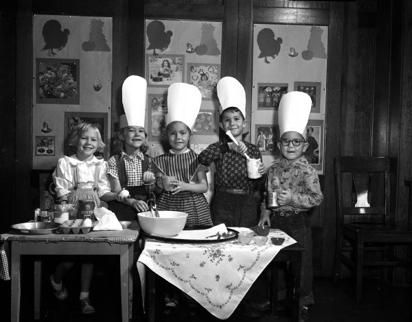 Virginia Price's kindergarten class making pumpkin pie at Dudgeon School. Left to right: Nancy Olmstead, Julie Duckwitz, Marcia Kampen, Larry Elliott, and Mike Ivens.