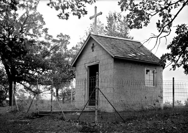 Exterior view of the Endres Chapel at Indian Lake.