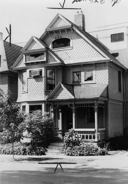 A house at 314 North Pinckney Street decorated in a shingle style with multiple gables.