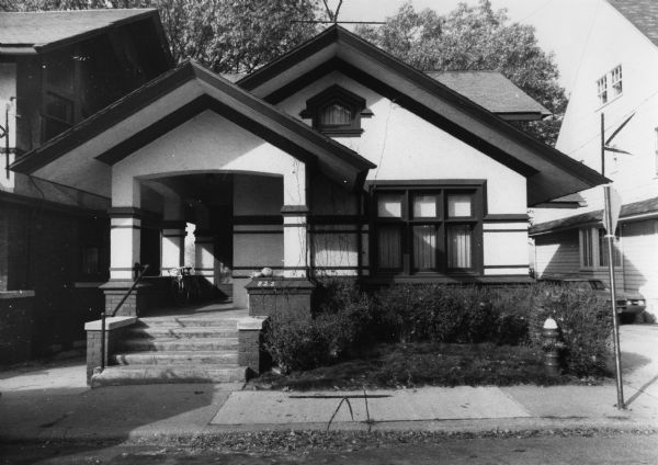 Exterior view of a house at 822 Prospect Place built in the Prairie style, featuring masonry and stained wood.