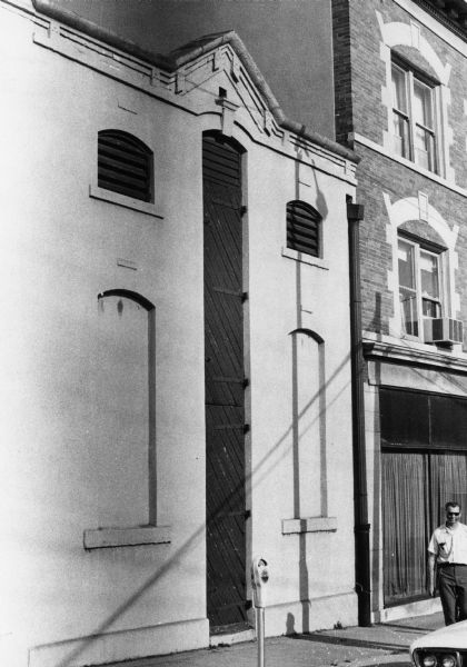 An unusually tall door (actually a stack of smaller doors) in the Brechheimer Brewing Company ice house building next to 132 East Wilson Street. In 1976 it was the warehouse for the Frautschi Furniture Company. The brewery closed in 1918 due to Prohibition.