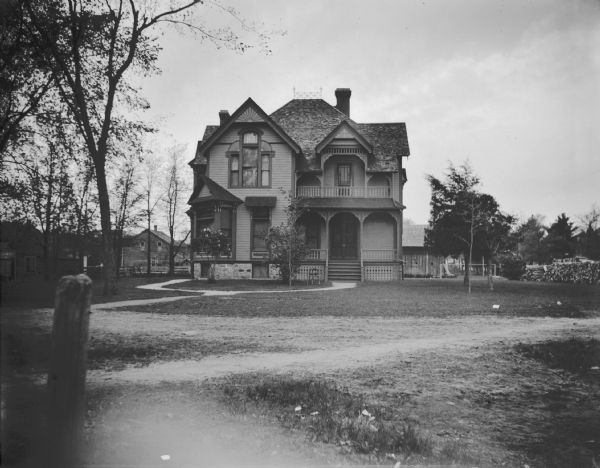 House with elaborate wood trim, residence of L.C. Jones. Torn down in 1994.