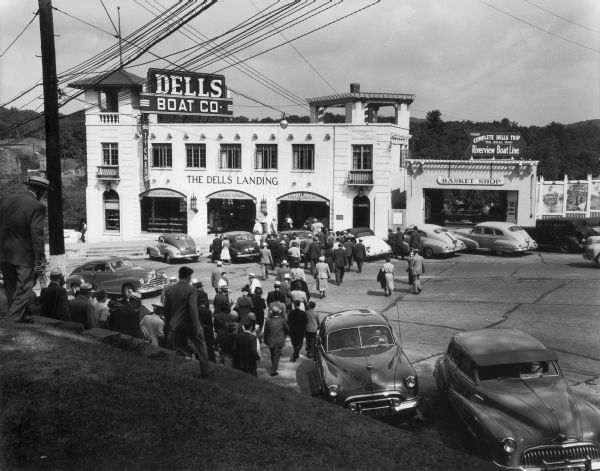 Tourist group crossing street to Dells Landing at Dells Boat Company.