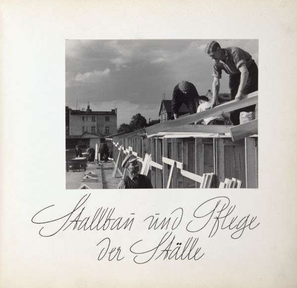 Men constructing angora rabbit hutches, with the words, "Stallbau und Pflege der Ställe."