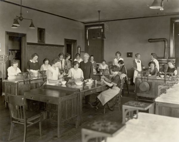 Cooking short course class at the Rochester under the supervision of Nellie Kedzie Jones.
