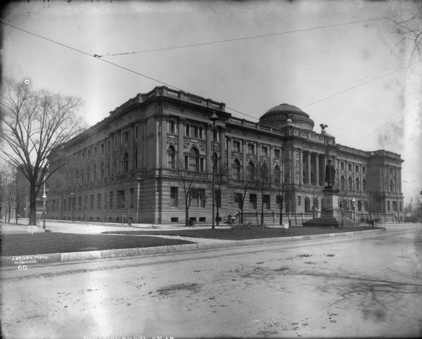 Milwaukee Public Library building (Central Library) at W. Wisconsin Avenue and N. 9th Street.