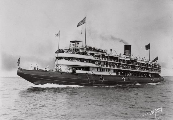Large crowd of passengers on the whaleback excursion steamer "Christopher Columbus".