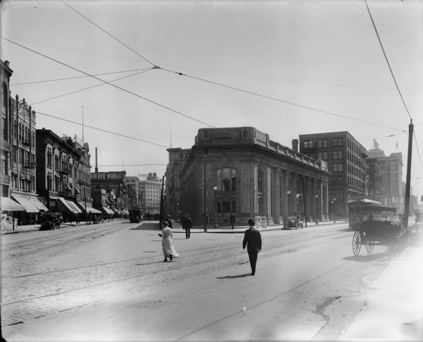 Looking south on N. Plankinton Avenue and N. 3rd Street, with the The Second Ward Savings Bank (now the Milwaukee County Historical Society) in the triangle.