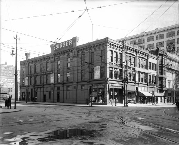 The Ludington Building, built in 1881 on the southeast corner of North Plankinton Avenue and West Wells Street, featuring the Singer Sewing Machine store.