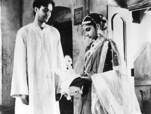 Apurba Roy (played by Soumitra Chatterjee) and Aparna (Sharmila Tagore) in Satyajit Ray's <i>Apur Sansar (The World of Apu,</i> 1959).