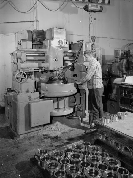Original Falk caption reads, "25G sleeve internal teeth being machined on Fellows machine number 7347 in Shop 4." Man in photograph is Henry Lemmermann."