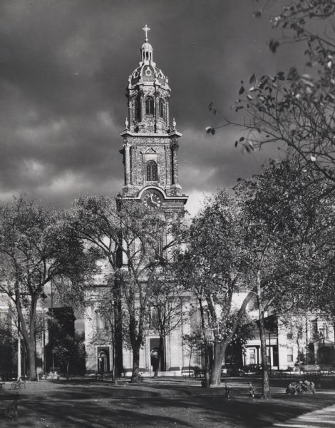 N. Jackson Street near Wells Street. Courthouse Square (now Cathedral Square) is in the foreground.